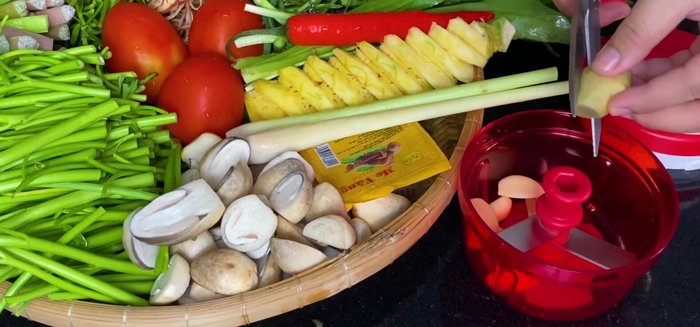 Xay nhuyễn tỏi, gừng, sả, ớt (có thể dùng ớt sừng không cay để tạo màu, hoặc ớt cay tùy khẩu vị).