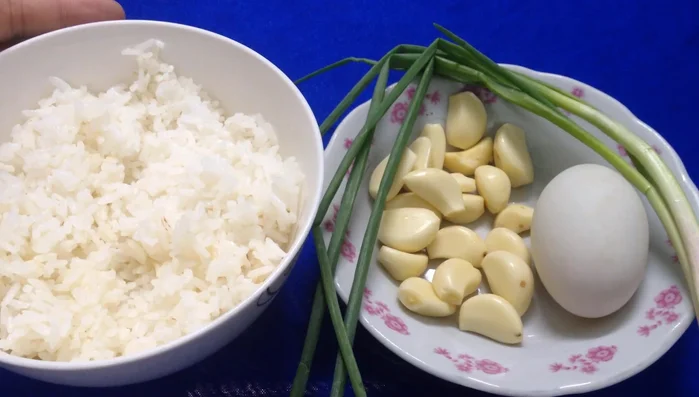 Băm nhỏ tỏi và hành lá.