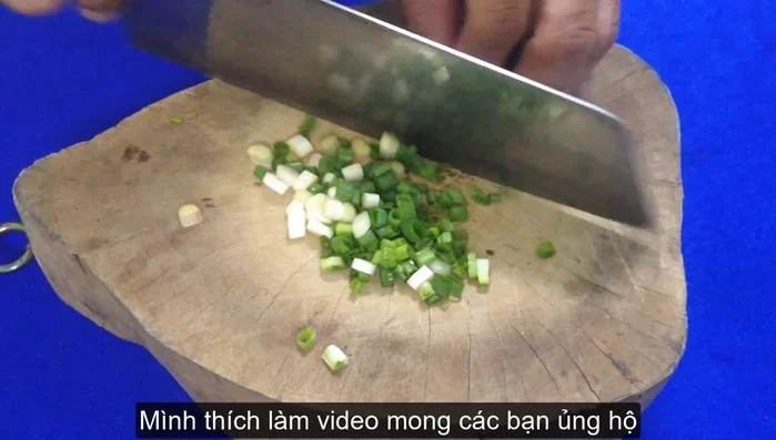 Nêm nếm gia vị cho vừa ăn.