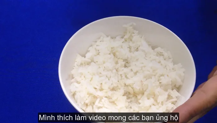 Xào rau muống riêng.
