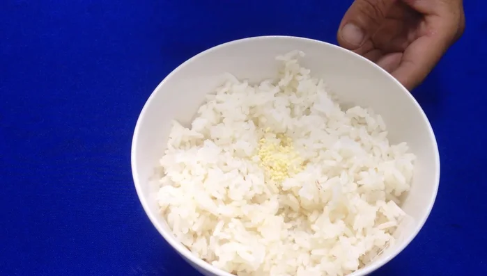 Cho trứng vào, đảo đều cho đến khi cơm chín vàng và thơm.