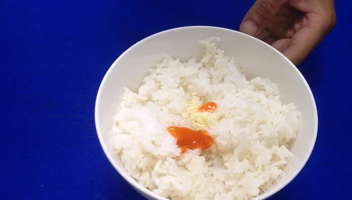 Phi thơm tỏi, sau đó cho cơm vào chiên.