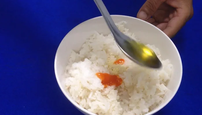 Làm nóng chảo với 1 muỗng dầu ăn.