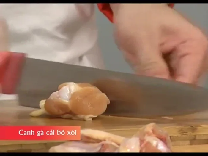 Vớt cánh gà ra, chặt thành từng khúc vừa ăn.