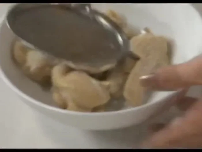 Cho 1 muỗng cà phê hạt nêm Aji-ngon vào cánh gà, trộn đều.
