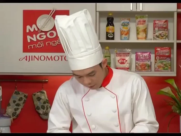 Cho cà rốt cắt lát vào nồi nước dùng.