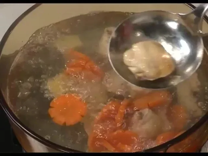 Cho cánh gà đã ướp vào nồi nước dùng.