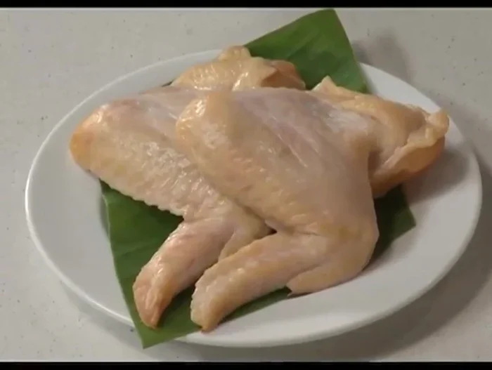 Rửa sạch cánh gà, để ráo. Cho nước vào nồi, đun sôi.