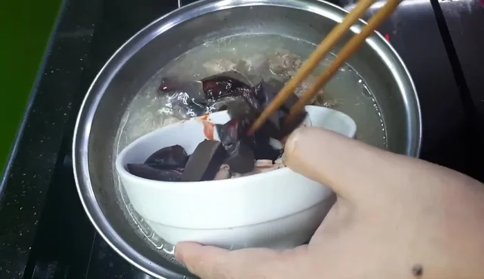Tắt bếp, múc canh ra bát và thưởng thức cùng bún.