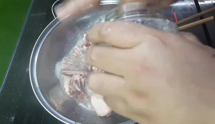 Cho măng đã sơ chế, vắt ráo và ướp muối vào xào cùng. Xào khoảng 5 phút cho măng ngấm gia vị.
