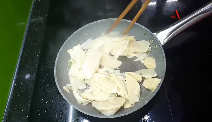 Nêm nếm gia vị: hạt nêm, muối cho vừa ăn. Đun sôi rồi hạ nhỏ lửa, ninh khoảng 5 phút cho măng mềm.