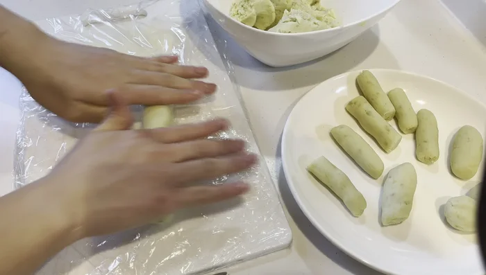 Chia hỗn hợp thành từng phần nhỏ, vo tròn.