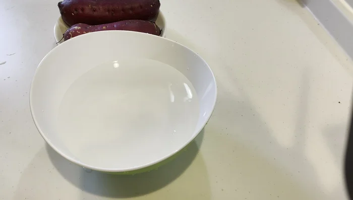 Gọt vỏ khoai lang, cắt vát nhỏ.