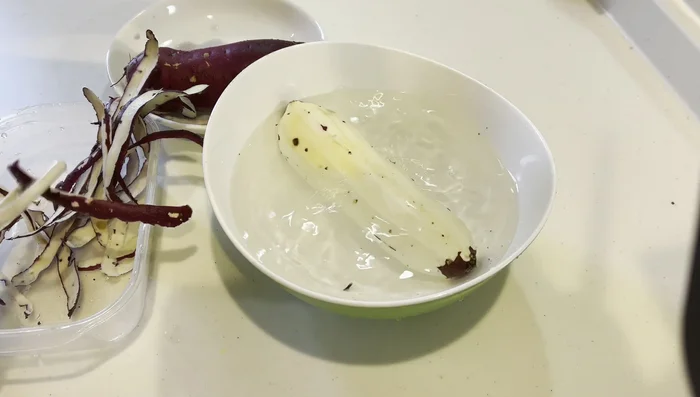 Hấp khoai lang cho mềm.