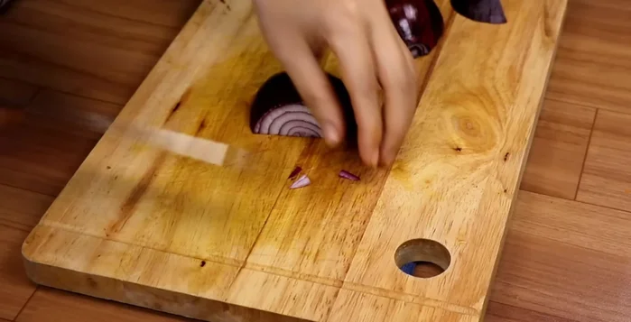 Cắt đôi hành tây, cắt lát dày khoảng 0.5cm. Ngâm hành tây vào nước đá 15 phút để giòn và bớt hăng.