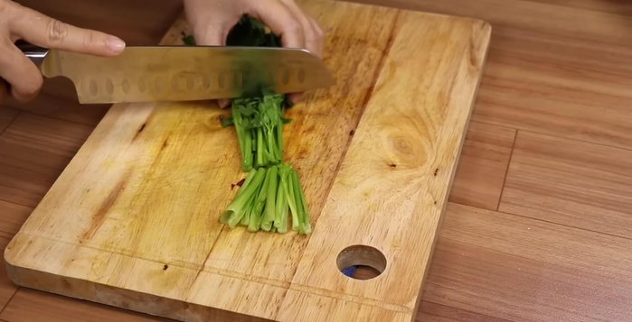 Cắt khúc cần tàu, bỏ phần lá.