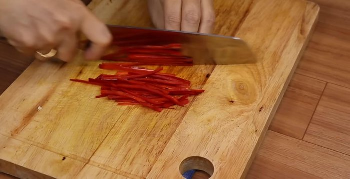 Cắt ớt sừng bỏ hạt, một trái cắt sợi, một trái băm nhuyễn.