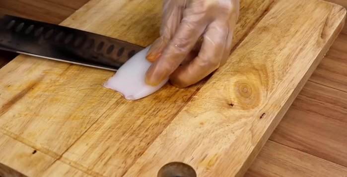 Cắt mực ống: rạch những đường xéo trên thân mực, cắt làm tư (hoặc sáu, tám nếu mực to).