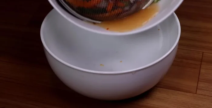 Lọc bỏ nước thừa từ hỗn hợp mực.