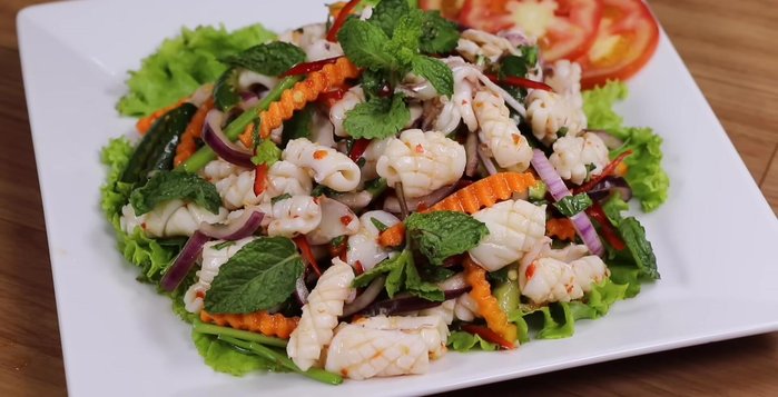 Trình bày món gỏi, trang trí với hành tây tím, rau húng lủi, rau răm, hành phi (tùy chọn).