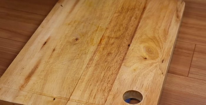 Rửa sạch mực ống, hành tây, cà rốt, dưa chuột, ớt, hành lá, rau răm, rau húng lủi.