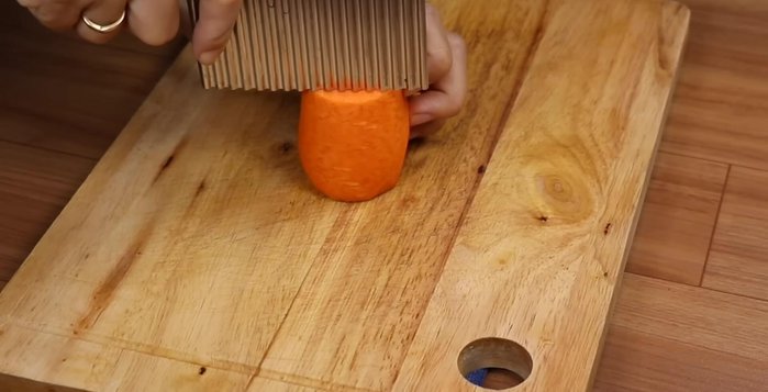 Cắt cà rốt thành sợi mỏng khoảng 0.5cm, ướp với 1/4 muỗng cà phê muối, 2 muỗng canh đường, 2 muỗng canh giấm. Ngâm ít nhất 30 phút - 1 tiếng.