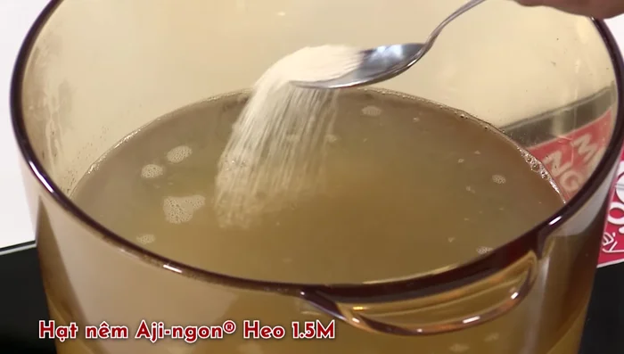 Nêm nếm nước dùng với 1.5 muỗng canh hạt nêm Aji-ngon heo, ½ muỗng cà phê muối.