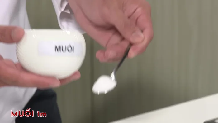 Làm nước chấm: Trộn 3 muỗng canh đường, 1 muỗng cà phê muối, ⅓ muỗng cà phê tiêu, 1 muỗng cà phê ớt.