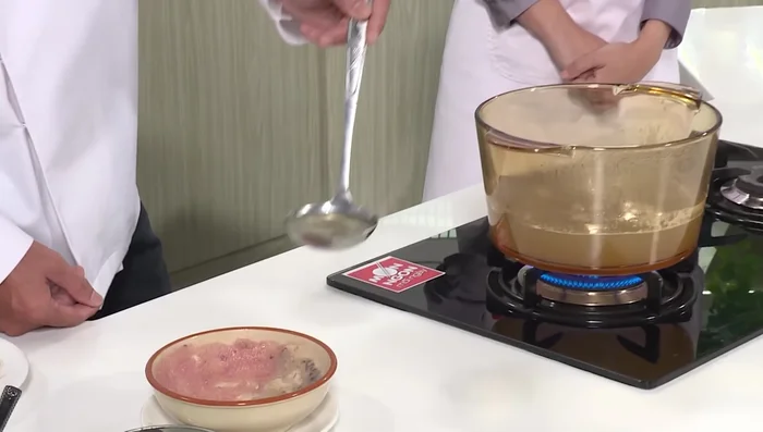 Cho chả cá, tôm vào nồi nước dùng đang sôi, nấu chín.