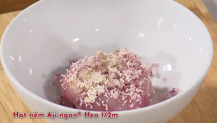 Ướp chả cá, tôm với 1 muỗng canh hành tím băm, ¼ muỗng cà phê tiêu, 1 muỗng cà phê hạt nêm Aji-ngon heo.