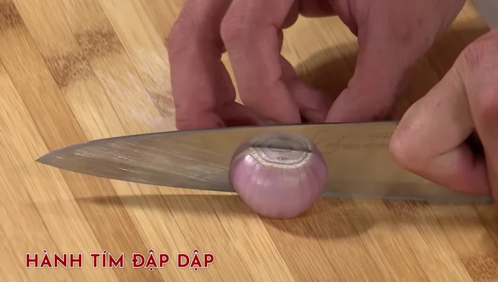 Đập dập sả để tiết ra tinh dầu.