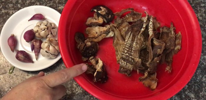 Cho miến vào nước dùng đang sôi, nêm nếm gia vị (99.069).