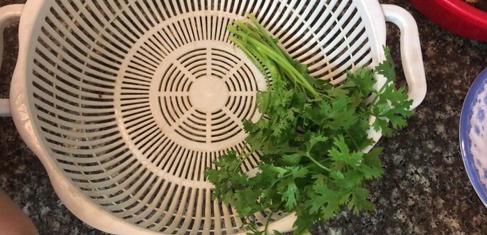 Múc miến ra tô gà, thêm rau sống (223.47).