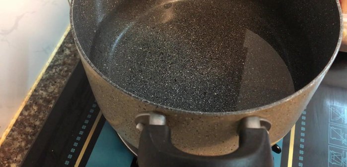 Làm nước dùng: Cho măng khô và nấm vào nồi nước dùng đun sôi (84.49).