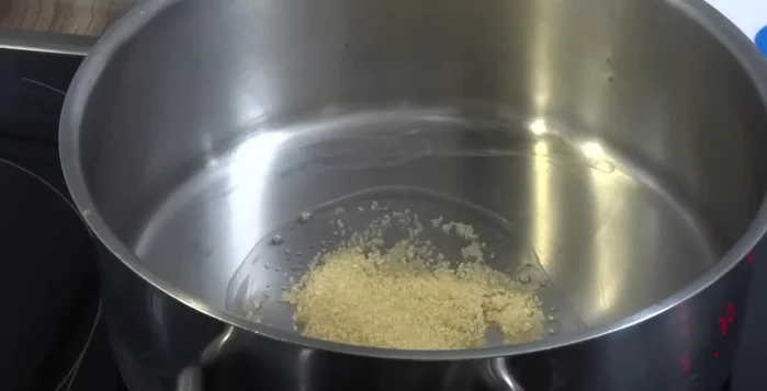 Làm nước màu: đun đường đến khi chuyển màu caramel, cho dầu ăn vào để hạ nhiệt và giữ màu đẹp.