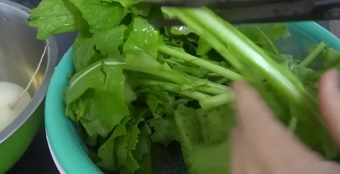 Rửa sạch, cắt cải trắng. Ướp cải với đường, hạt nêm, hành băm.