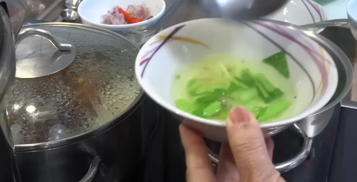 Sau khi cải trắng chín, cho tôm vào, nấu đến khi tôm chín.