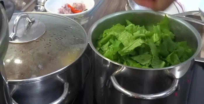 Cho củ cải đã kho vào canh, nêm nếm gia vị cho vừa ăn.
