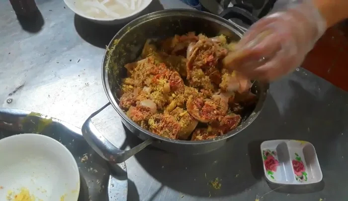 Xào mèo (hoặc thỏ) với hành tỏi.