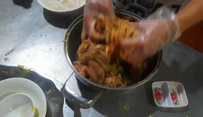 Đun nước dùng với nước dừa, thêm gia vị vừa ăn (không cần thêm gia vị nếu đã ướp đủ).