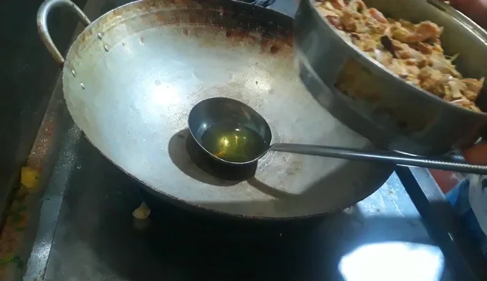 Cho mèo (hoặc thỏ) đã xào vào nồi nước dùng. Đun sôi.