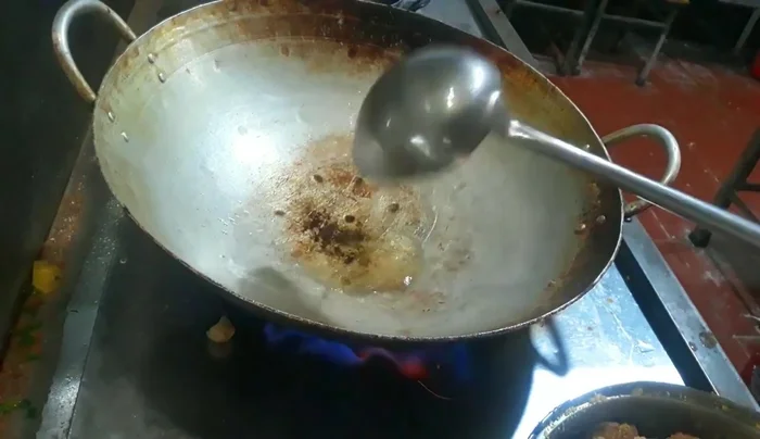 Vớt bọt, nêm nếm lại gia vị.