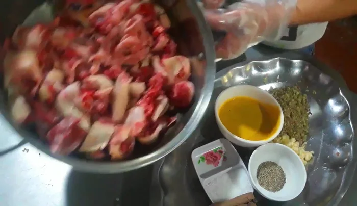 Làm sạch mèo (hoặc thỏ) và sơ chế.