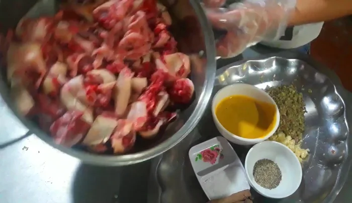 Chuẩn bị nguyên liệu: Mèo (hoặc Thỏ), tỏi, hành, tiêu, mì chính, quế, mắm tôm, dừa tươi, nước dừa (200kg).