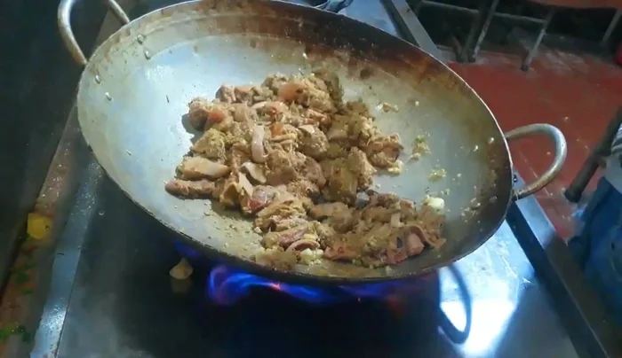 Cho rau má, rau muống, chuối vào.