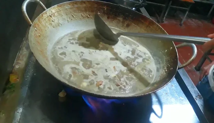 Đun đến khi rau chín mềm.