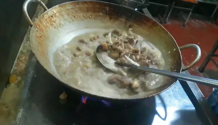 Tắt bếp, múc ra bát và thưởng thức.