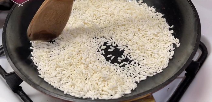 Rang gạo nếp trên bếp lửa nhỏ đến khi hơi vàng và thơm. (267.89, 294.62)