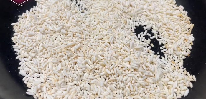 Đun sôi 1 lít nước cùng với 80g đường hoa mai (hoặc đường mật mía) và nước gừng. (312.95, 332.33, 364.259)