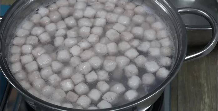 Vớt khoai ra, ngâm qua nước lạnh cho bớt nhớt.
